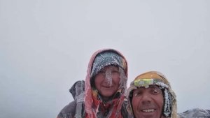Bahar ayında Ağrı Dağı'na çıkan dağcıların yüzü buz tuttu