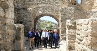 Van Kalesi'nin zirvesindeki Süleyman Han Camisi ibadete açıldı