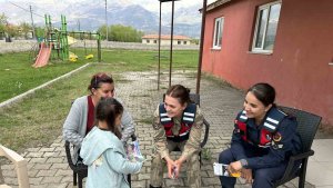 Erzincan'da jandarma ekiplerinden bilgilendirme faaliyeti