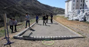 Bitlisli öğrenciler boş araziye yaptıkları bocce sahasında stres atıyor