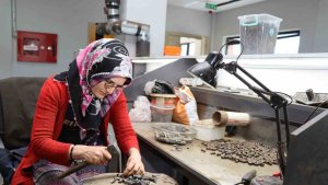 Oltu Taşı artık kadınlar tarafından nakış nakış işleniyor