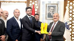 Başkan Akpunar'a anlam yüklü hediye