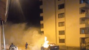 Ardahan'da park halindeki otomobil alev alev yandı