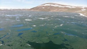 Kars'ın zirvesindeki gölün buzları çözülüyor