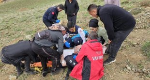 Van'da dağda ot toplarken rahatsızlanan kişi hastaneye ulaştırıldı