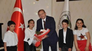 Vali koltuğuna oturdu, okunla park istedi