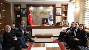 Başkan koltuğuna oturan çocuk yol, park ve bahçe yapılmasını istedi