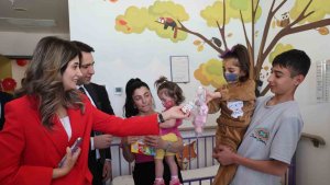 Hastanede tedavi gören çocuklar için 23 Nisan etkinliği