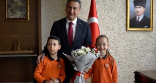 Van Valisi Balcı ve Bitlis Valisi Karaömeroğlu, koltuklarını öğrencilere devretti