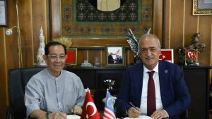 Malezya Uluslararası İslam Üniversitesi heyetinden Rektör Çomaklı'ya ziyaret