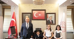 Ağrı'da Vali Mustafa Koç, koltuğunu 2'nci sınıf öğrencisine devretti