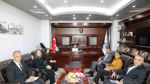 23 Nisanda başkanlık koltuğuna minik Tutar oturdu, talimatını verdi