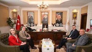 Vali koltuğuna oturdu; zekâ ve drama oyunları istedi