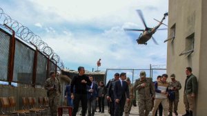 Vali Ali Çelik, sınır hattındaki üs bölgelerinde incelemelerde bulundu