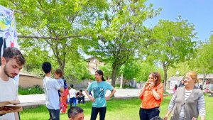 Parkta eğlenen çocuklara pizza sürprizi