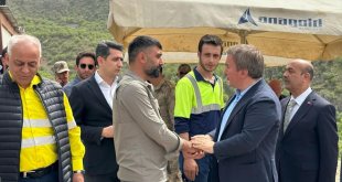 Erzincan Valisi Aydoğdu, maden ocağında toprak altında kalan işçilerin aileleriyle görüştü