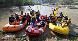 Raftingciler, ilkbaharda daha coşkulu akan Çatak Çayı'nda şampiyonalara hazırlanıyor