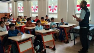 Kars'ta öğrenciler siber suçlara karşı bilgilendirildi