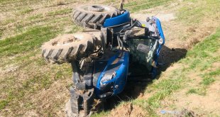 Ağrı'da tarla sürerken devrilen traktörün sürücüsü hayatını kaybetti