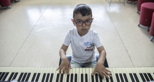 Anaokulu öğrencisi 'küçük piyanist' Demirhan yeteneğiyle hayran bırakıyor