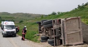 Malatya'da devrilen kamyonun sürücüsü yaralandı