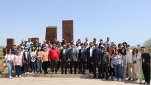 Akademisyen ve üniversite öğrencileri Ahlat'ın tarihi mekanlarını gezdi