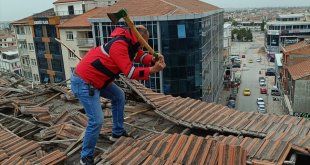 Malatya'da ağır hasarlı binaların çatısından sarkan bölümler itfaiye ekiplerince söküldü