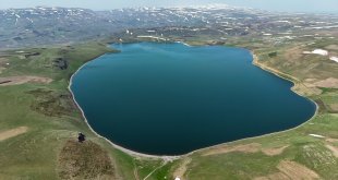 Kars'ta 2 bin 300 rakımdaki Aygır Gölü'nde buzlar çözüldü