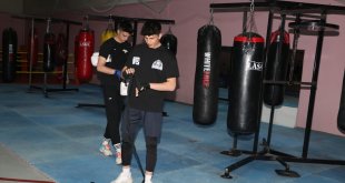 Türkiye şampiyonu genç boksör Davut Saydam, yumruklarını Avrupa şampiyonluğu için sallıyor