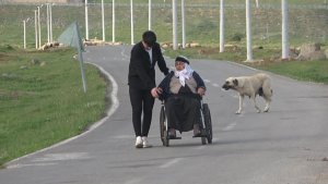 Tek manzarası tavan olan kadın, 10 yıl sonra köy meydanına çıktı