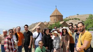 İranlı turizmciler Akdamar Adası'na hayran kaldı