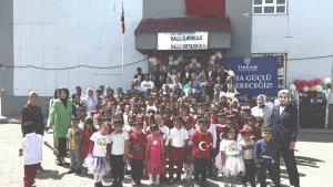 Binlerce kilometre uzaktan gelip köy okulunun tadilatını yaptılar