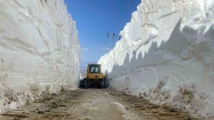 Yüksekova'da 6 metrelik kar tünellerinde zorlu çalışma
