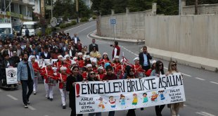 Ahlat'ta Engelliler Haftası kapsamında yürüyüş yapıldı