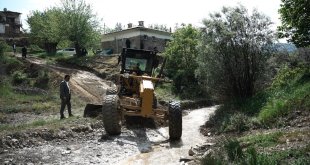 Elazığ'da selin köy yollarında oluşturduğu hasarın giderilmesi için çalışmalar sürüyor