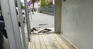 Ağrı Belediyesi, şehrin farklı noktalarında bulunan yolcu bekleme duraklarını onararak yeniliyor.