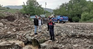 Baskil'de sağanak ve dolu mezra yollarında ve tarım arazilerinde zarara neden oldu