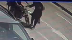Elazığ'da motosikletin kadına çarpması güvenlik kameralarına yansıdı