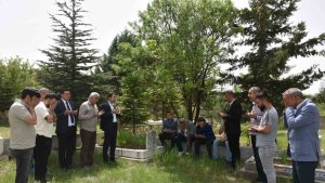 Aytar, kabri başında anıldı