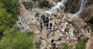 Erzincan'da üniversite öğrencileri, manevi rehberlerle Girlevik Şelalesi çevresini temizledi