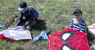 Kars'ta minik öğrenciler harçlıklarıyla aldıkları uçurtmalarla gökyüzünü süsledi