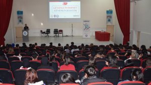 Erzincan'da öğrenciler güvenli internet hususunda bilgilendirildi