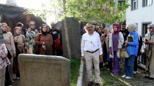 Prof. Dr. Özden; Tarihi şahsiyetlerin mezarları gün yüzüne çıkarılmalı