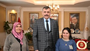 Vali Çiftçi, sosyal medya takipçisi Kısmet Pala'yı makamında ağırladı