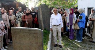 Erzurum'da üniversite öğrencileri önemli şahsiyetleri tarihi mekanlarda öğreniyor