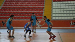 Kars'ta İller Arası Basketbol Turnuvası nefesleri kesiyor