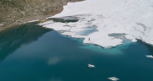 Karların erimesiyle oluşan Mercan Buzul Gölleri'ni görmek için 15 kilometre yürüyorlar