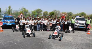 Muş'ta jandarma ekipleri öğrencilere trafik eğitimi verdi