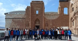 Misafir sporcu öğrenciler, İshak Paşa Sarayı'nda tarihe yolculuk yaptı