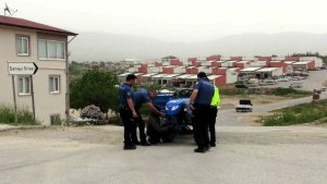 Aracı arızalanan yaşlı sürücünün yardımına polisler yetişti